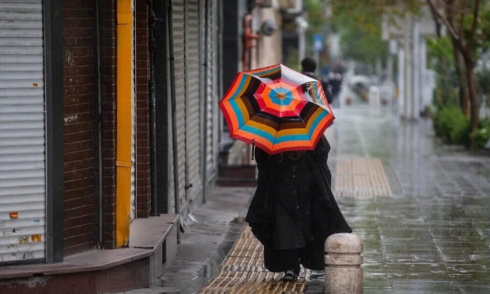 امشب و فردا ۱۴ استان آماده بارش باران، تگرگ و طوفان موقتی باشند/ کاهش شدید دما در راه است