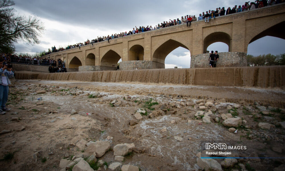 زاینده‌رود بازگشایی شد؛ آب تا روزهای آینده به شهر و مزارع کشاورزان اصفهان می‌رسد