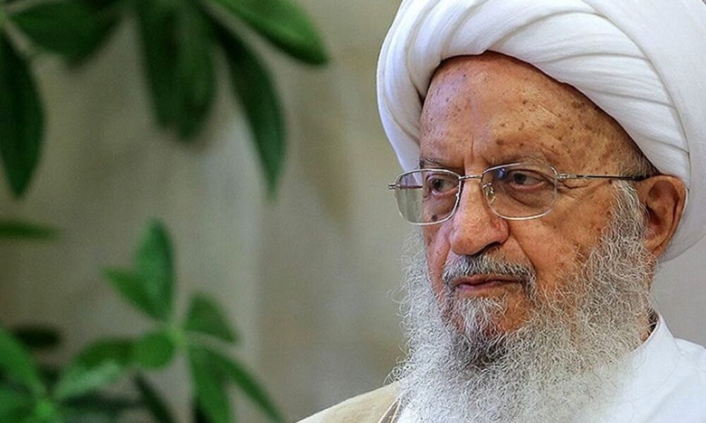 پاسخ آیت‌الله مکارم درباره ارسال پیامک به پدر و همسر بانوانی که حجاب را رعایت نمی‌کنند