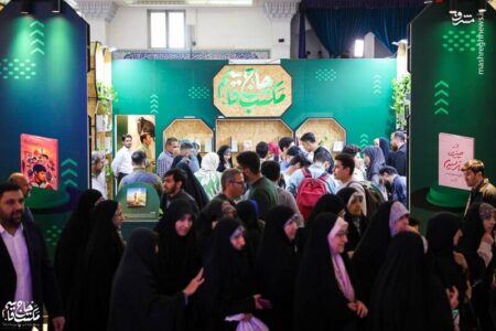 عکس/ حال و هوای غرفه مکتب حاج قاسم در نمایشگاه کتاب