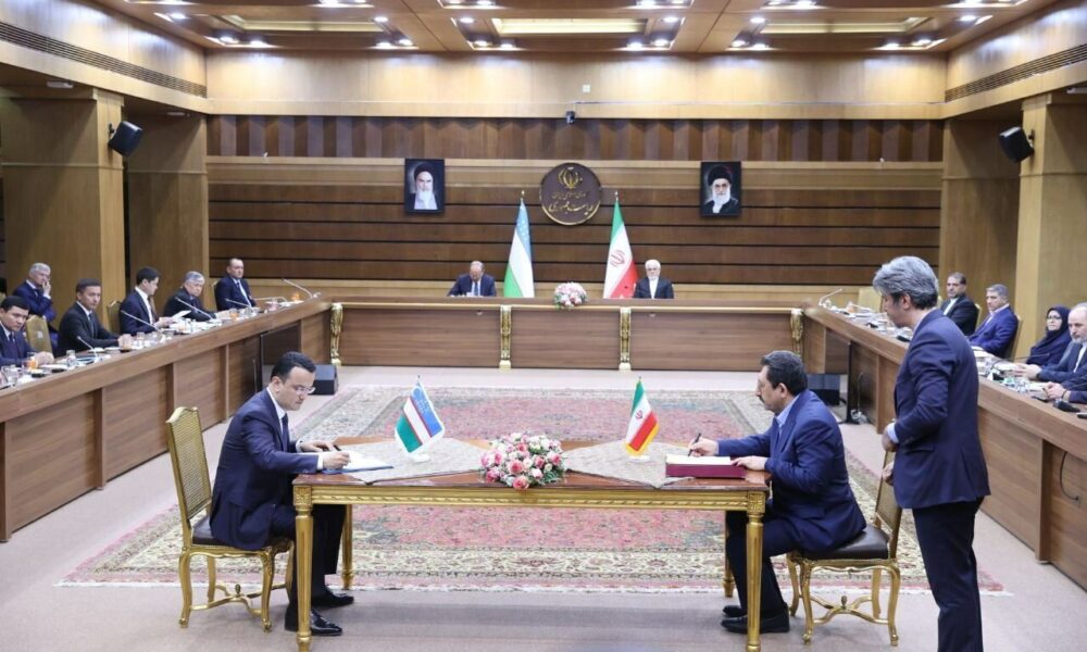 ایران و ازبکستان ۴ سند همکاری مشترک امضا کردند