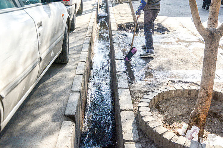 فاضلاب را در جوی آب خیابان رها می‌کنند 