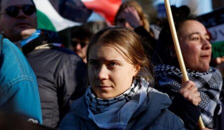 چفیه فلسطینی بر گردن