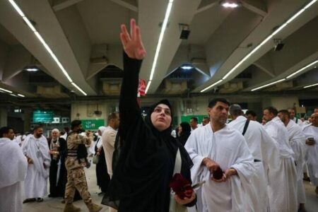 عکس‌هایی از زائران در حال «رمی جمرات»