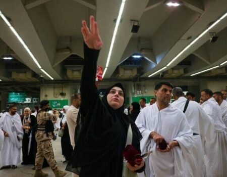 عکس‌هایی از زائران در حال «رمی جمرات»