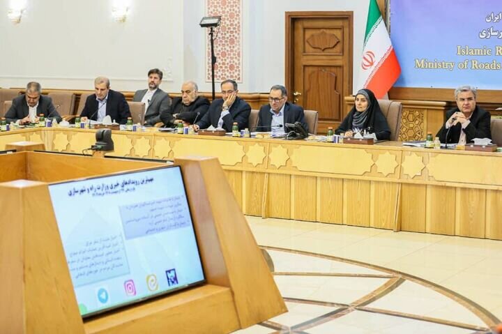 نشست شورای معاونین وزیر راه و شهرسازی با محوریت پروژه‌های هفته دولت