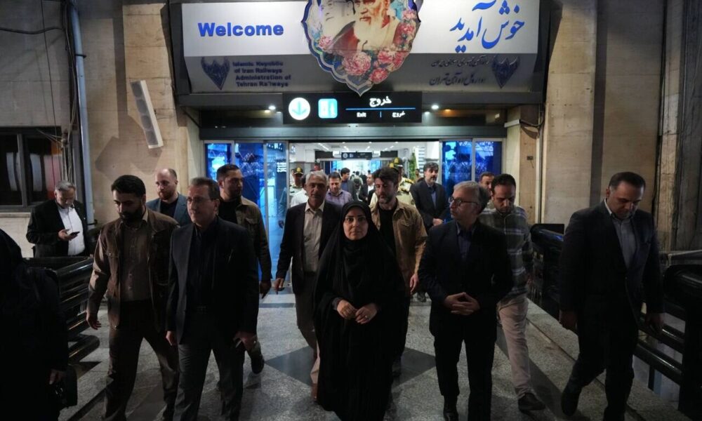 افزایش ظرفیت قطارها در مسیرهای پرتردد / بازدید سرزده وزیر راه از ایستگاه راه‌آهن تهران