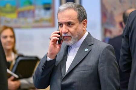 عراقچی: گروسی حملات غیرقانونی اسرائیل و آمریکا به سایت‌های هسته‌ای ایران را تسهیل کرد