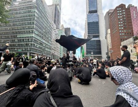 کمپین «Who is Hussain» در منهتن نیویورک با حضور عزاداران برگزار شد