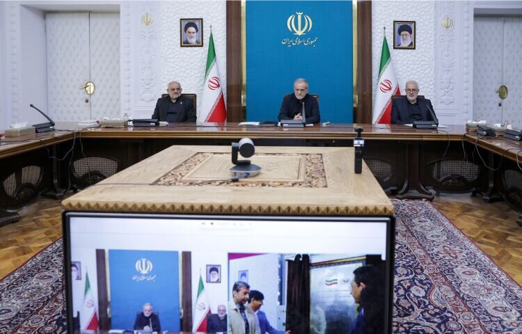 پزشکیان فاز نخست نیروگاه خورشیدی فولاد مبارکه اصفهان را افتتاح کرد