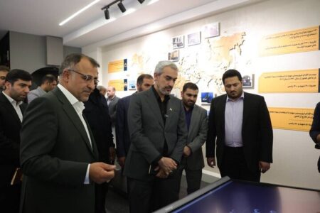 بازدید وزیر اقتصاد از نمایشگاه دائمی مبارزه با پولشویی و تأمین مالی تروریسم