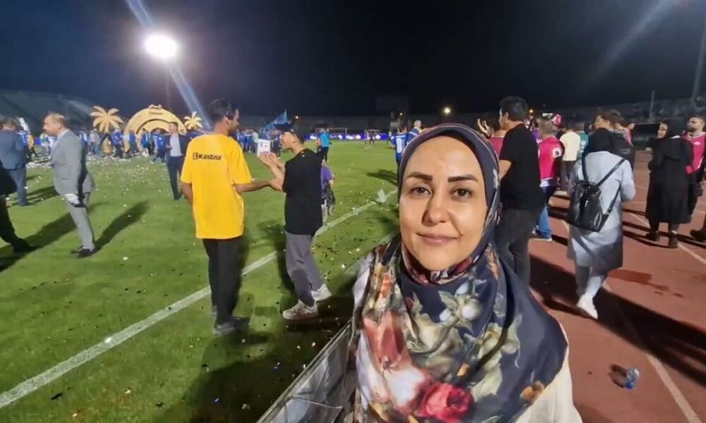 رژه یک خانم روی اعصاب هواداران استقلال؛ الان چه وقت بسکتبال است؟!