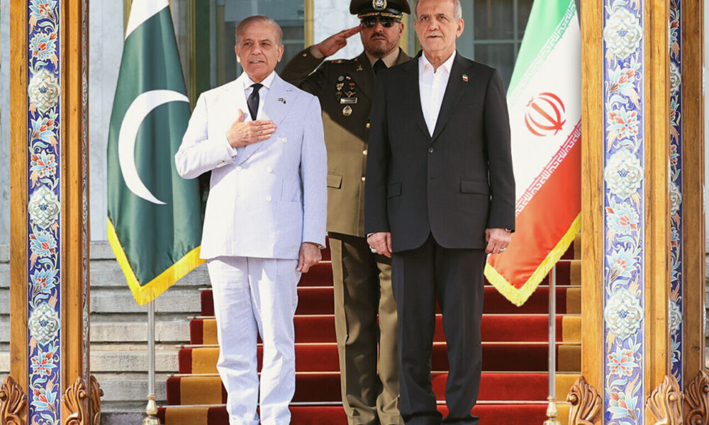 پزشکیان با استقبال نخست‌وزیر پاکستان وارد اسلام‌آباد شد