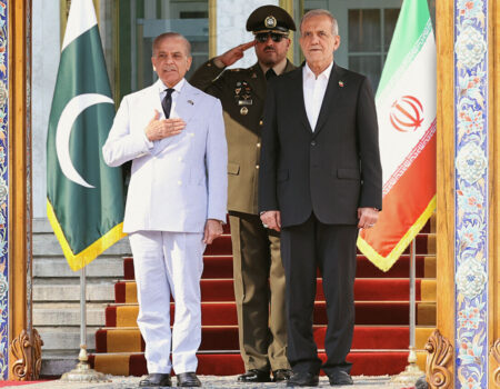 پزشکیان با استقبال نخست‌وزیر پاکستان وارد اسلام‌آباد شد