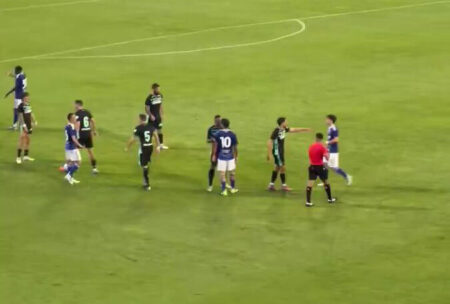 لحظه سیلی‌زدن بازیکن لیگ برتر به بازیکن تیم حریف وسط زمین! +ویدیو