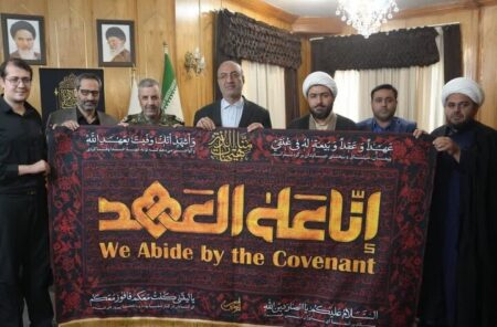 رونمایی از کتیبه اربعین با شعار «أنا علی العهد»، نماد عهد ملت با اهل‌بیت و شهدا