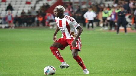 استقلال برای جذب بازیکن خارجی دست‌به‌کار شد