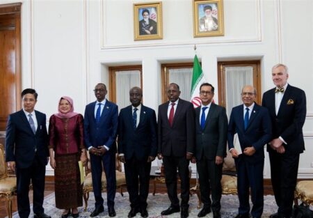 تقدیم رونوشت استوارنامه سفرای جدید ۹ کشور خارجی به عراقچی