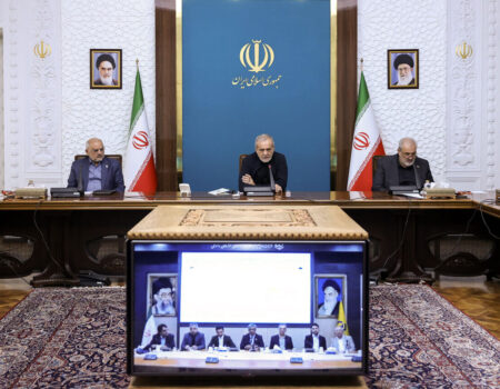 بهره‌برداری و آغاز عملیات اجرایی ۴۲۵ مگاوات نیروگاه خورشیدی کشور با دستور رئیس جمهور