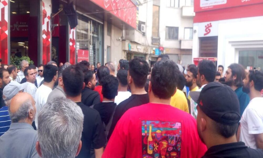 حمله هواداران پرسپولیس به بانک شهر؛ ماموران نیروی انتظامی ورود کردند +ویدیو