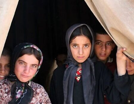 نان هم نیست و این دانش آموزان گرسنه به مدرسه می‌روند!