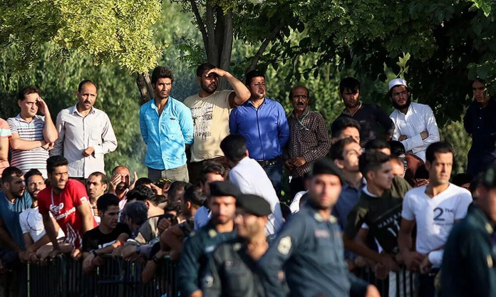 چرا مردم در صحنه اعدام یک نفر شادی می‌کنند؟