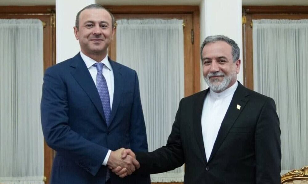 دیدار دبیر شورای امنیت ارمنستان با عراقچی