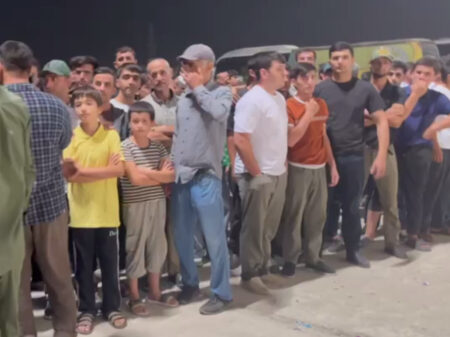 ویدیو| صف طولانی مردم بدون بلیت را ببینید