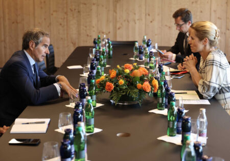 پنجره دیپلماسی برای حل مساله هسته‌ای ایران باز است