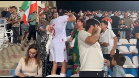 چرا بازیکن تاجیکستان ناگهان به میان تماشاگران رفت؟ +ویدیو