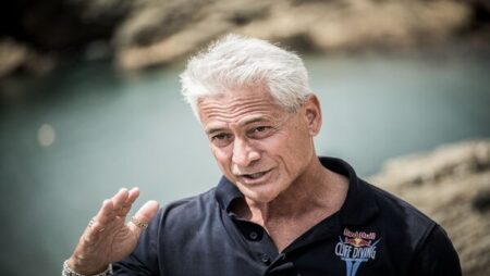 اسطوره آمریکایی‌ها  به خاطر پول چوب حراج به مدال‌هایش زد