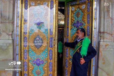 عکس/ غبارروبی حرم مطهر شاهچراغ(ع) در هفته وحدت