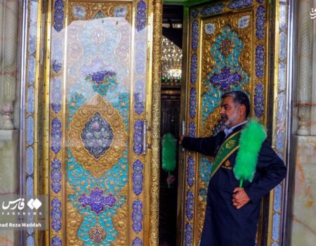 عکس/ غبارروبی حرم مطهر شاهچراغ(ع) در هفته وحدت