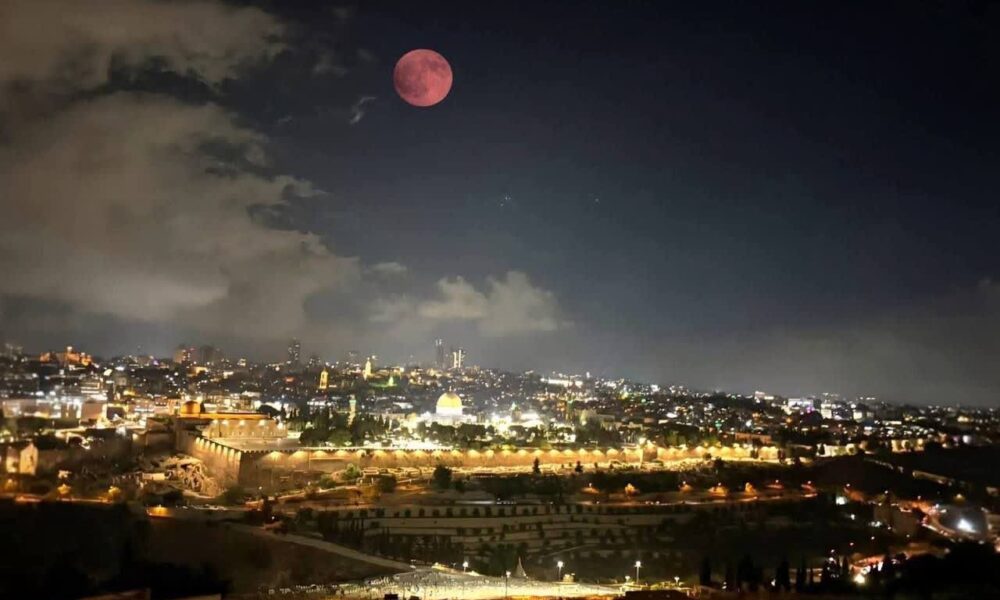 خسوف در مسجدالاقصی | تصاویر ماه خونین در قدس