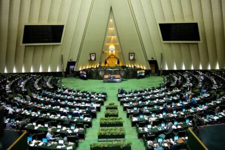 مجلس گلوی آموزش و پرورش را رها کند