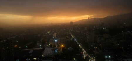 هجوم طوفان و گردوغبار به تهران؛ آسمان پایتخت سیاه شد/ در تهران نمی‌توان نفس کشید