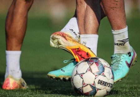 ویدیو| توهین به فوتبالیست‌ها روی آنتن زنده تلویزیون: زبان‌شان دراز است!