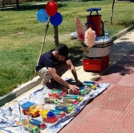 این پسر دستفروش همه ایران را شگفت‌زده کرد +عکس