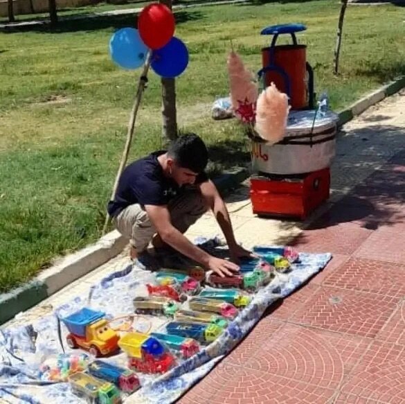 این پسر دستفروش همه ایران را شگفت‌زده کرد +عکس
