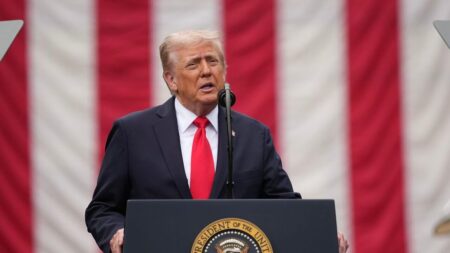 ترامپ: باید دین را به آمریکا بازگردانیم