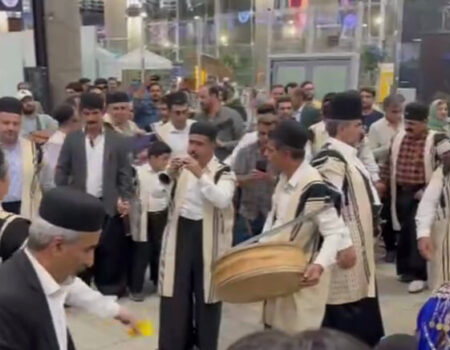 رقص و آواز محلی‌ بختیاری‌ها برای استقبال از قهرمانان کشتی فرنگی را ببینید