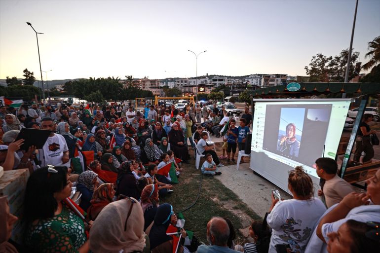 566 / 5,000 A "saluting" event was held in Mersin for the Global Sumud Flotilla, which set out to break the Israeli blockade and deliver humanitarian aid to Gaza. The event, organized by the "We Salute the Sumud Flotilla Committee," comprised of various professional groups, civil society organizations, and tradespeople, took place at the Peace Monument in the Taşucu neighborhood. Participants held Turkish and Palestinian flags and chanted slogans, holding banners reading "No to genocide," "Free Palestine," "Children are starving in Gaza," and "The people of Gaza are not alone." Serkan Avci