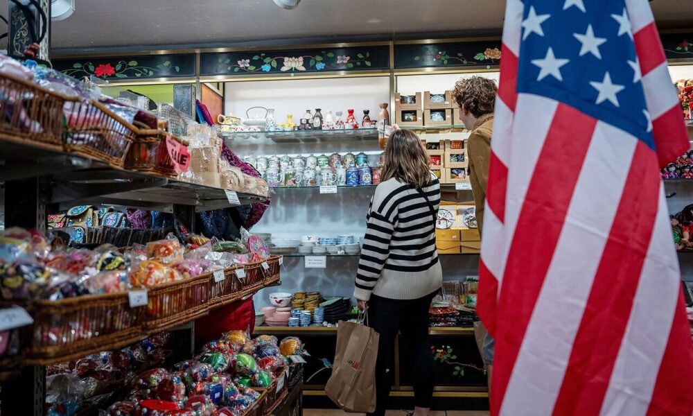 اعتماد مصرف‌کنندگان آمریکایی در پایین‌ترین سطح یک‌سال اخیر