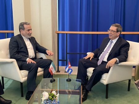 عراقچی با وزیر خارجه کوبا دیدار و گفت‌وگو کرد