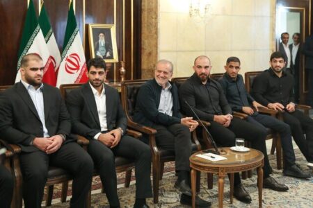 پزشکیان قهرمانان کشتی را سورپرایز کرد +عکس