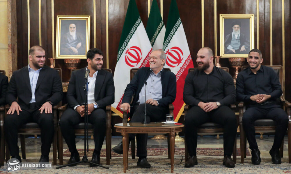 دیدار پزشکیان با قهرمانان کشتی ایران؛ چه کسانی کنار رئیس‌جمهور نشستند؟ +تصاویر
