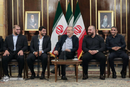 دیدار پزشکیان با قهرمانان کشتی ایران؛ چه کسانی کنار رئیس‌جمهور نشستند؟ +تصاویر