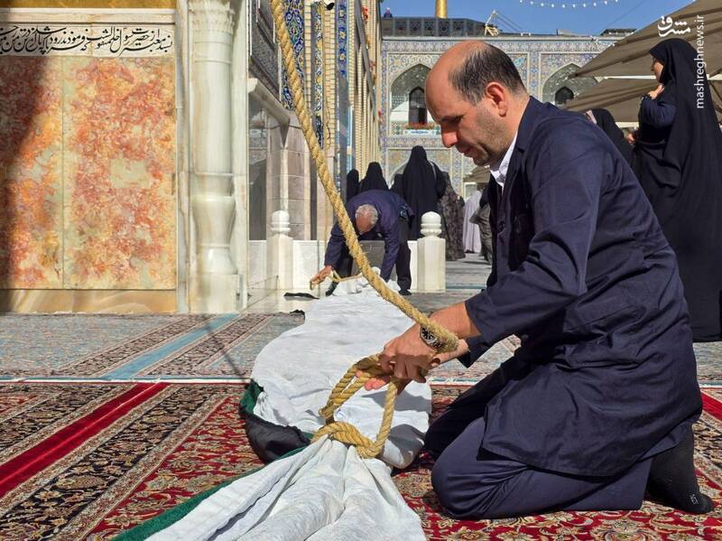عکس/ آماده سازی حرم رضوی برای ولادت امام عسکری(ع)