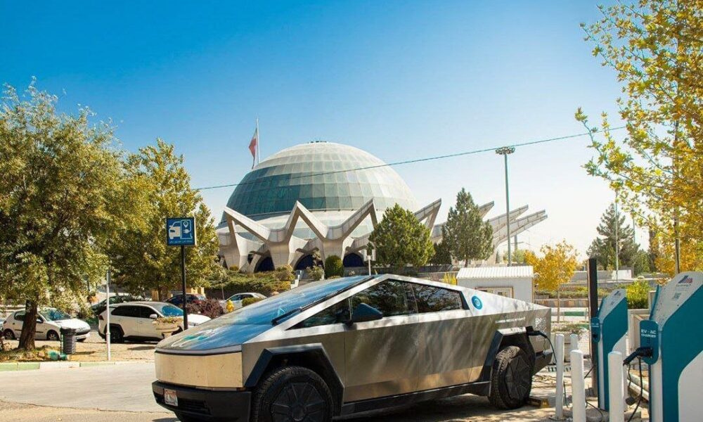 خودروی ایلان ماسک در حال شارژ در عباس‌آباد؛ پای تسلا به تهران باز شد +عکس