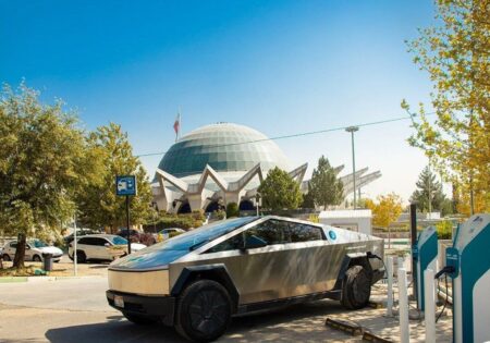 خودروی ایلان ماسک در حال شارژ در عباس‌آباد؛ پای تسلا به تهران باز شد +عکس